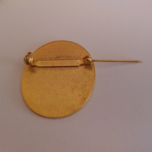 CARLSBERG Beer Enamel Pin Cross Country Skiing 15 KM Badge Gold Tone - Picture 2 of 3